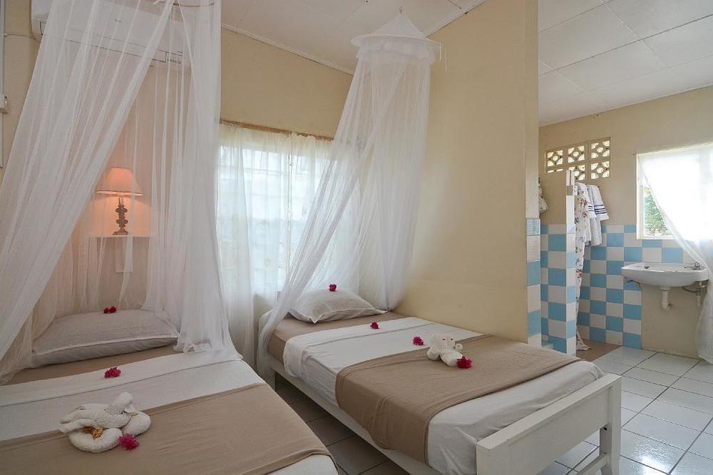 Keegans Beachside Hotel Bequia Island Exterior foto