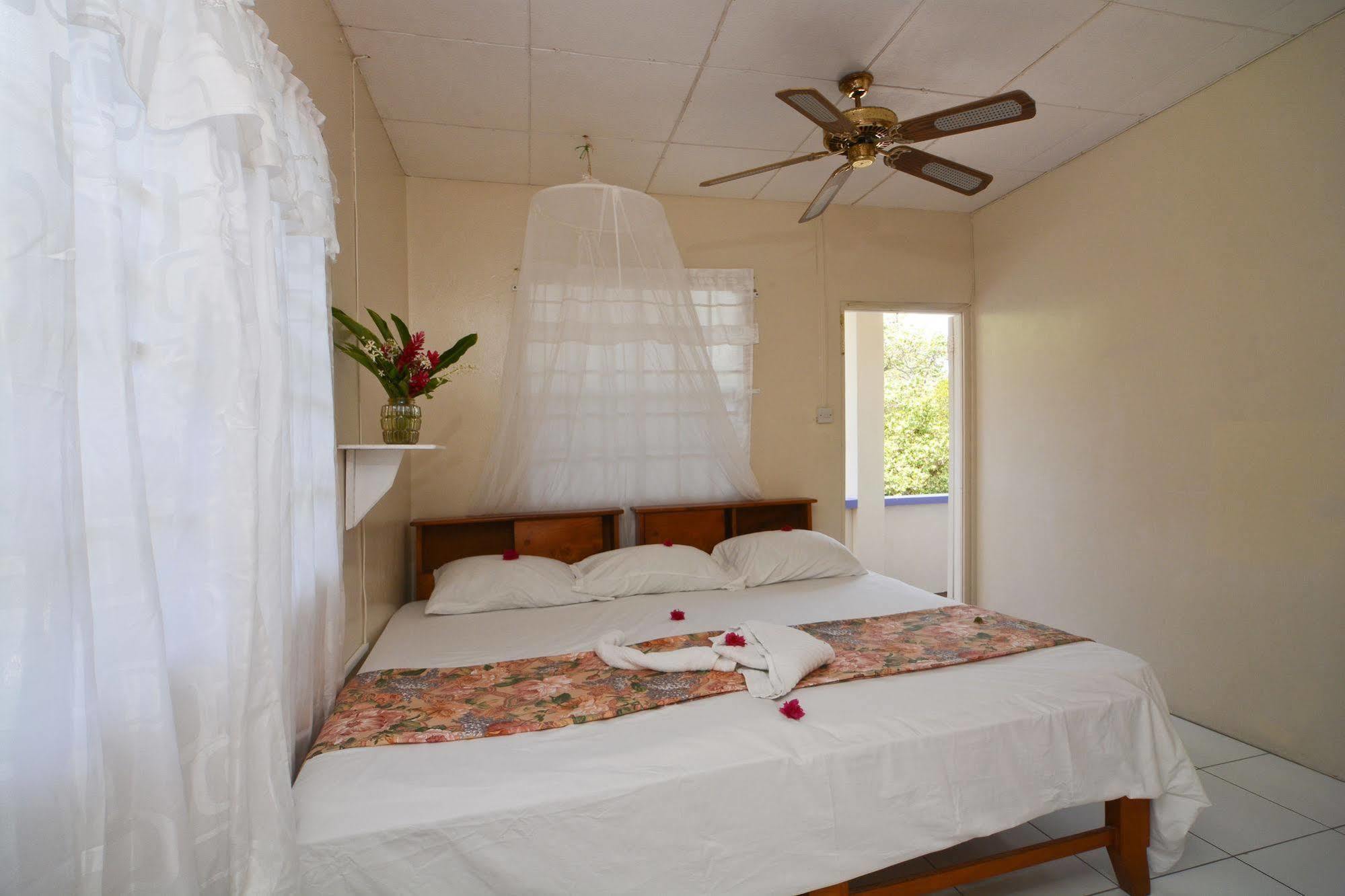 Keegans Beachside Hotel Bequia Island Exterior foto