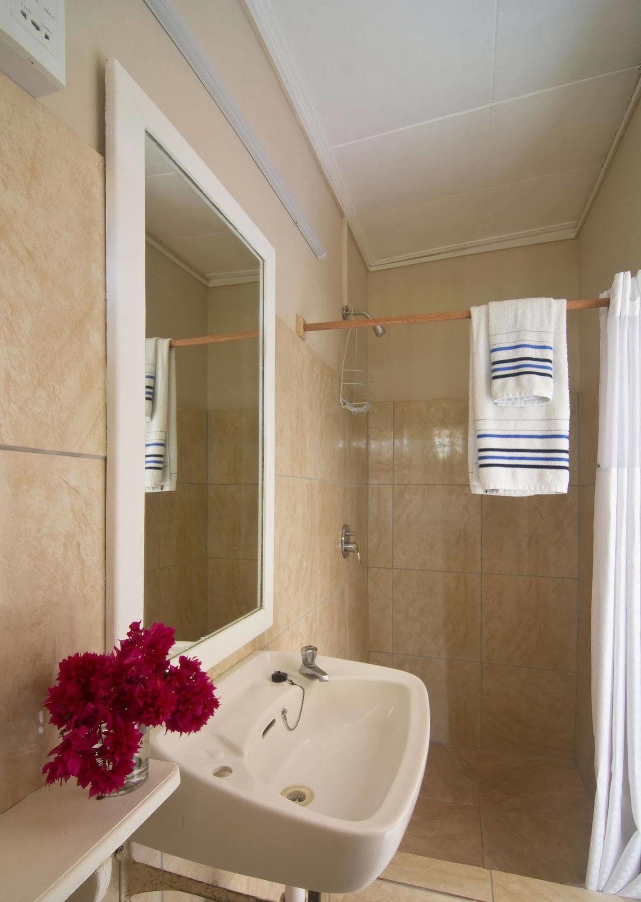 Keegans Beachside Hotel Bequia Island Exterior foto