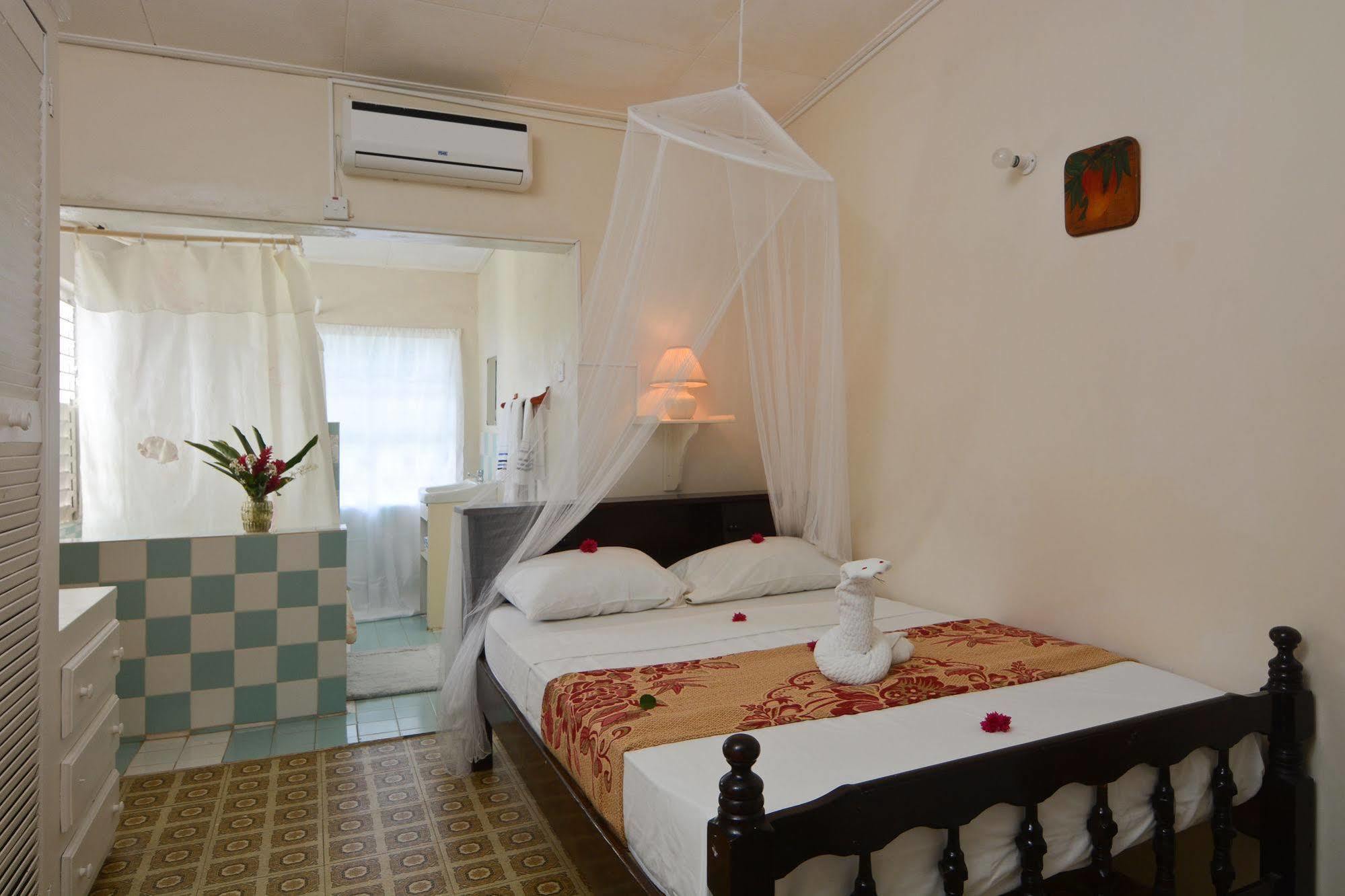 Keegans Beachside Hotel Bequia Island Exterior foto