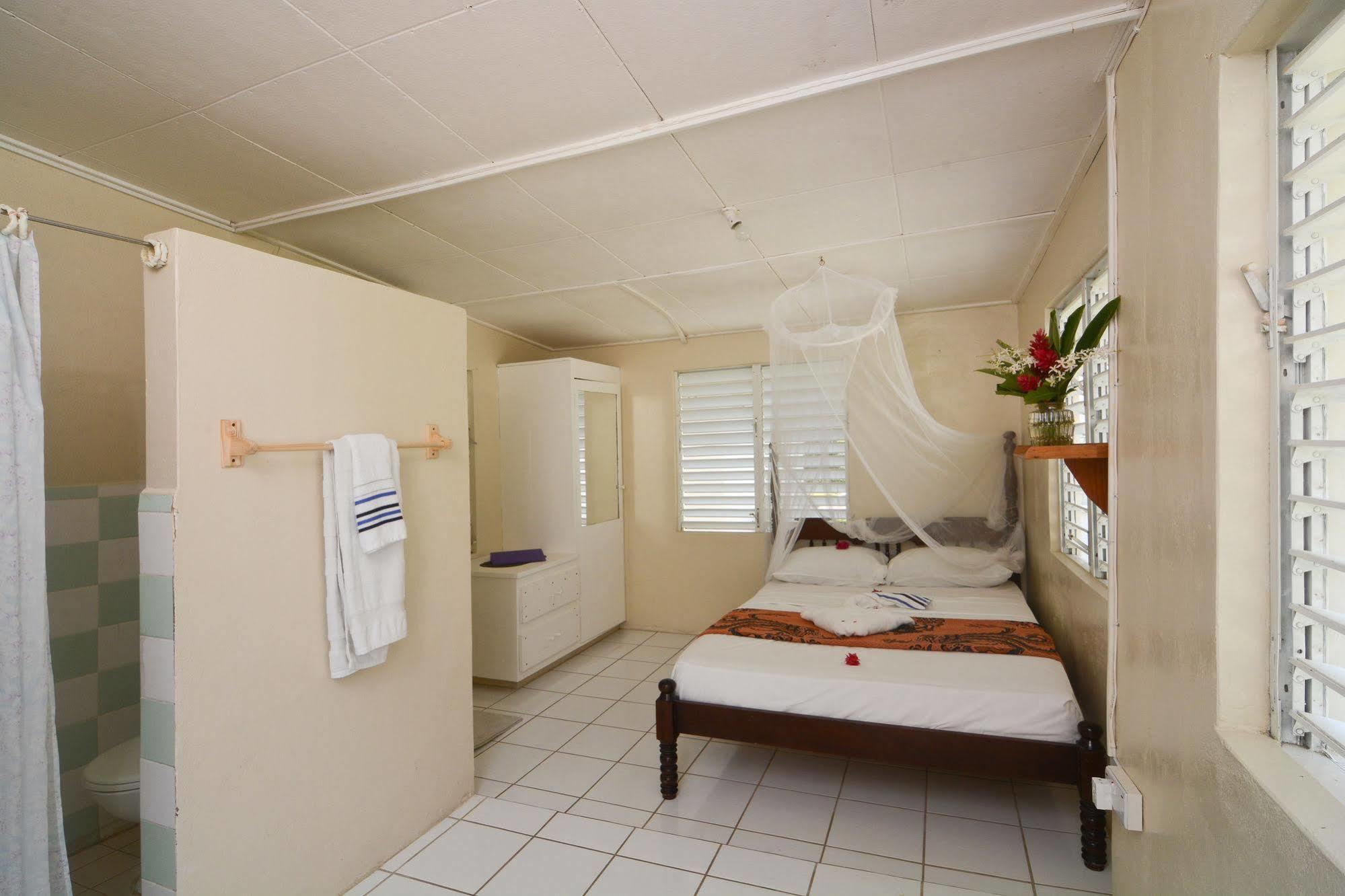Keegans Beachside Hotel Bequia Island Exterior foto