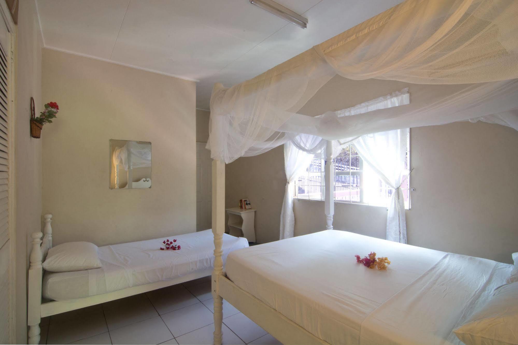 Keegans Beachside Hotel Bequia Island Exterior foto